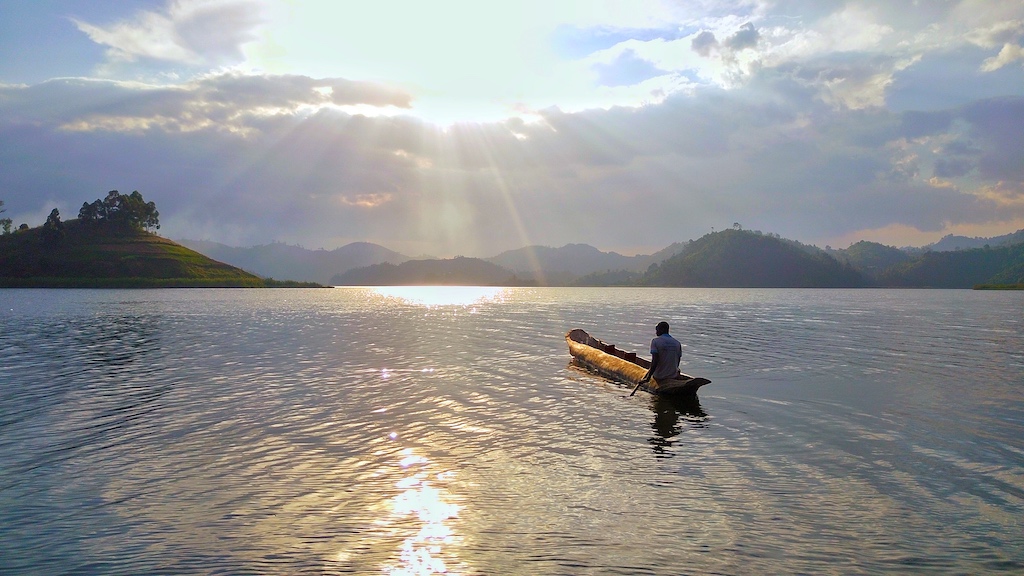 lake mutanda canoe ride