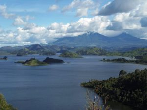 visit lake bunyonyi